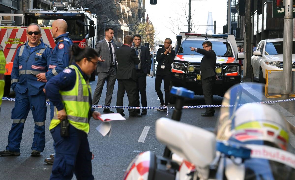 Napadač nožem u Sydneyju nije terorist, tvrdi policija. Vikao je: "Allahu Akbar"